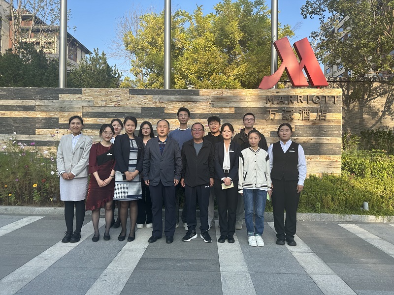 14与在延庆万豪酒店习学生合影.jpg