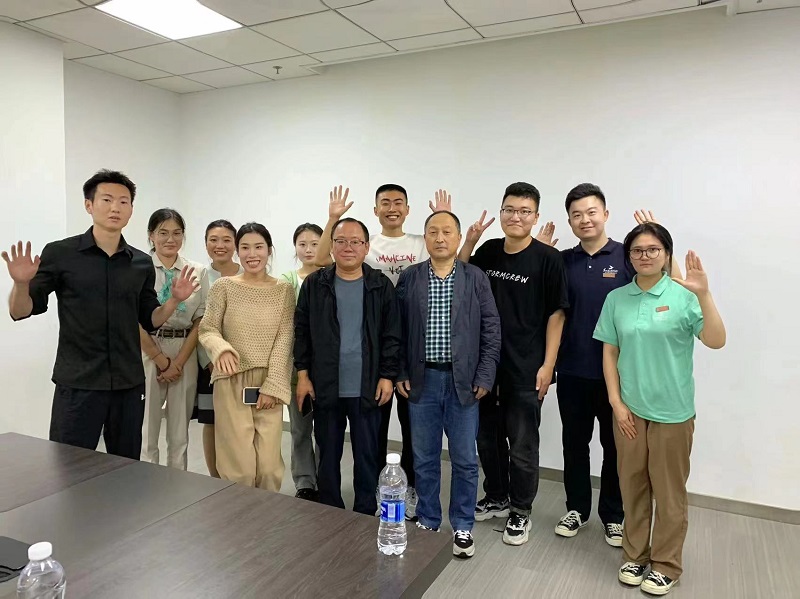 5与在莫干山开元森泊酒店实习学生合影.jpg