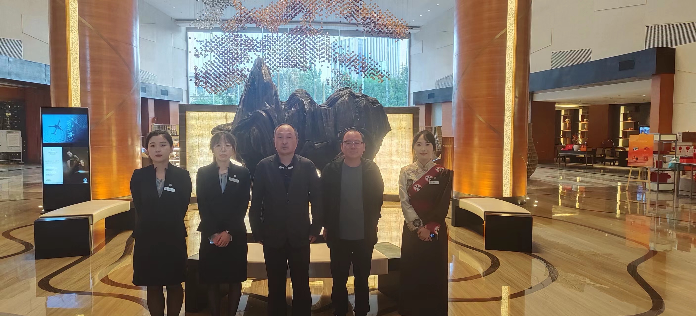 12与在北京新青海喜来登酒店实习学生合影.jpg