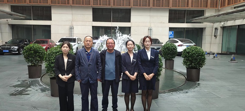 10与在北京丽思卡尔顿酒店实习学生合影.jpg
