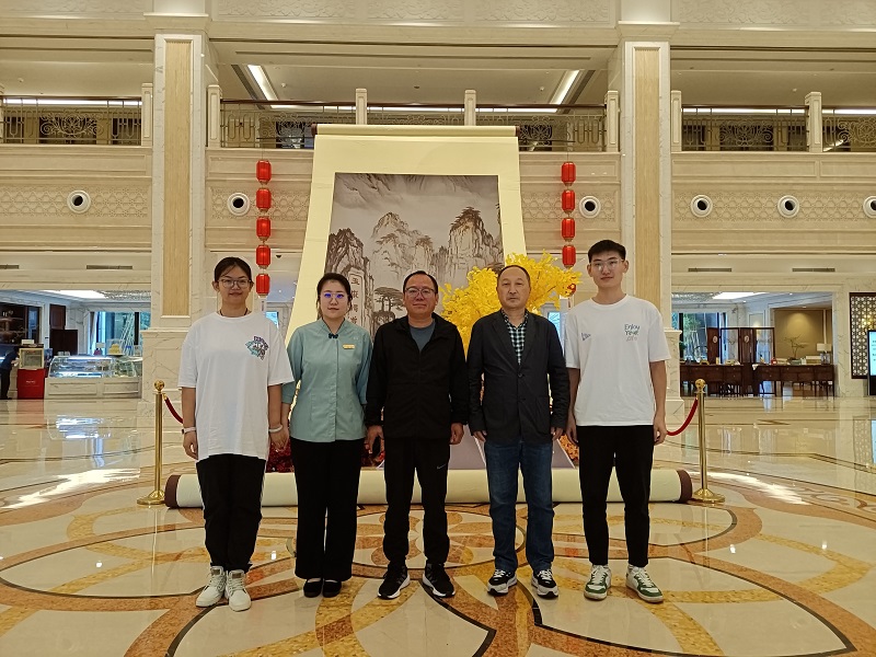 3与在南京东郊国宾馆实习学生合影.jpg
