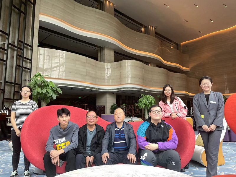 9与在北京丽都皇冠假日酒店实习学生合影.jpg