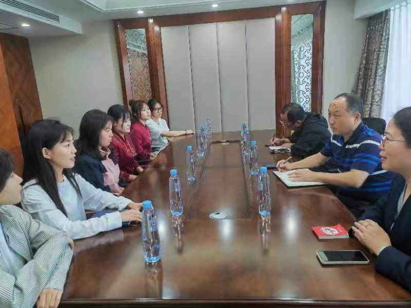 7与在北京内蒙古宾馆实习学生合影.jpg