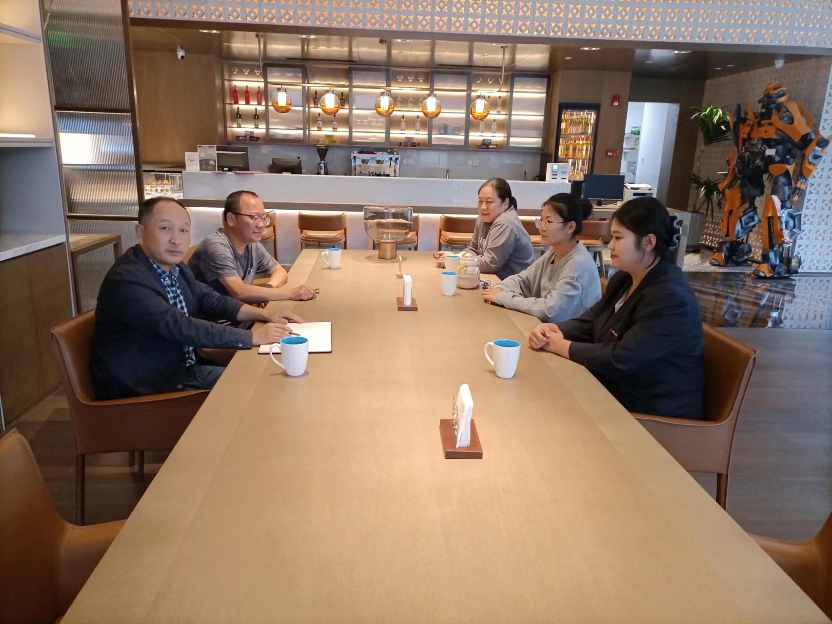 1与在呼市中心皇冠假日酒店实习学生座谈合影.jpg