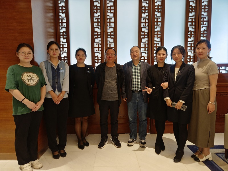 2与在呼市喜来登酒店实习学生合影.jpg