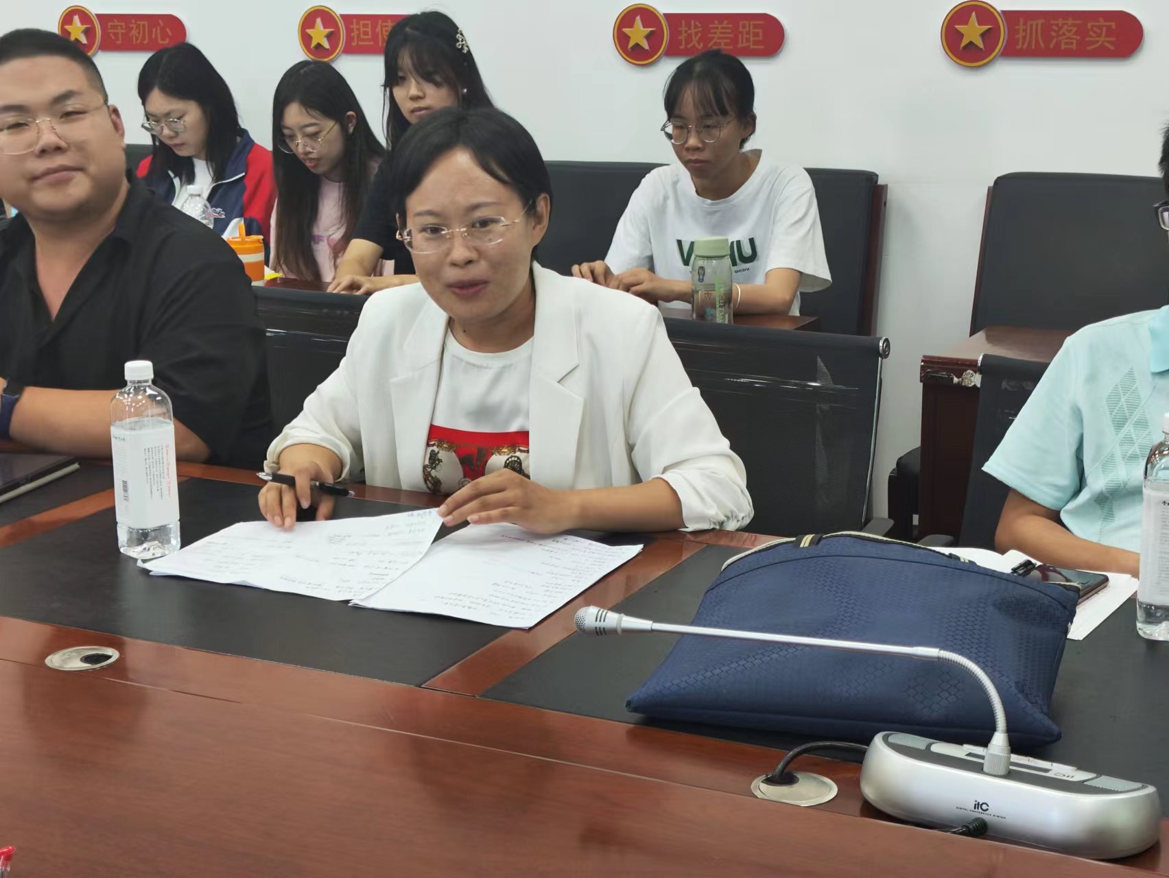 王珍老师主持颁奖仪式并宣读获奖名单.jpg