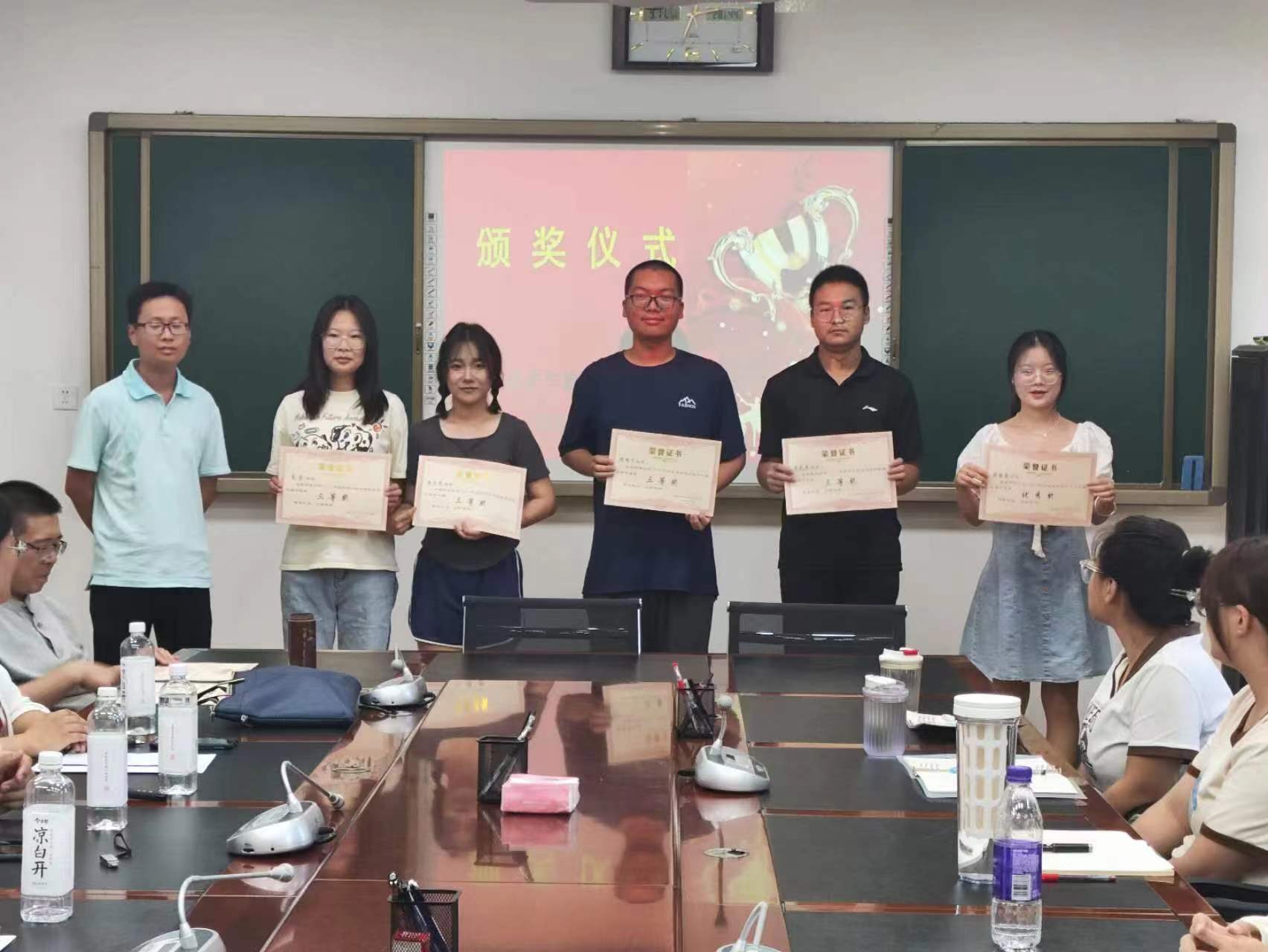 孟洋洋博士为获得三等奖的同学颁奖.jpg