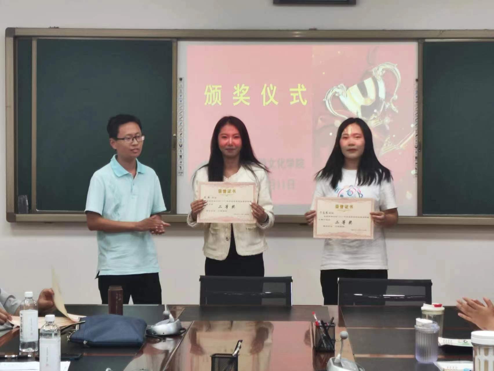 孟洋洋博士为获得二等奖的同学颁奖.jpg