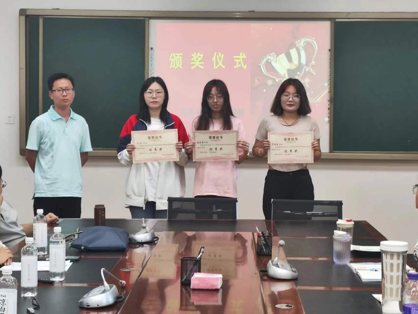 孟洋洋博士为获得优秀奖的同学颁奖.jpg