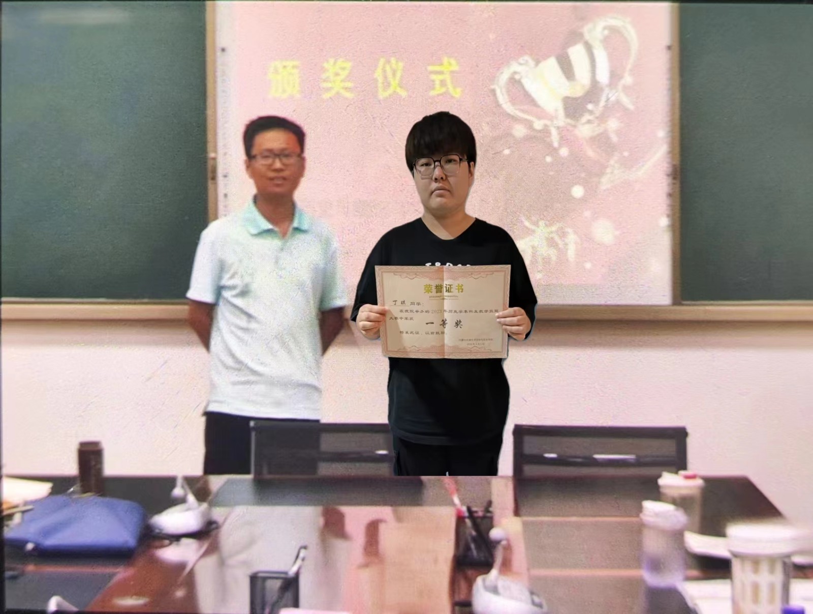 孟洋洋博士为获得一等奖的同学颁奖.jpg