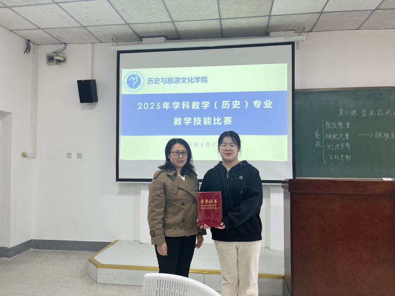 南树华老师为一等奖选手颁奖.jpg