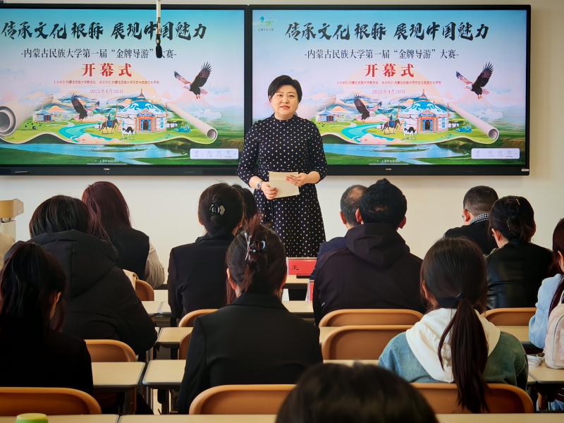 图片位置3评委主席刘杨代表发言.jpg