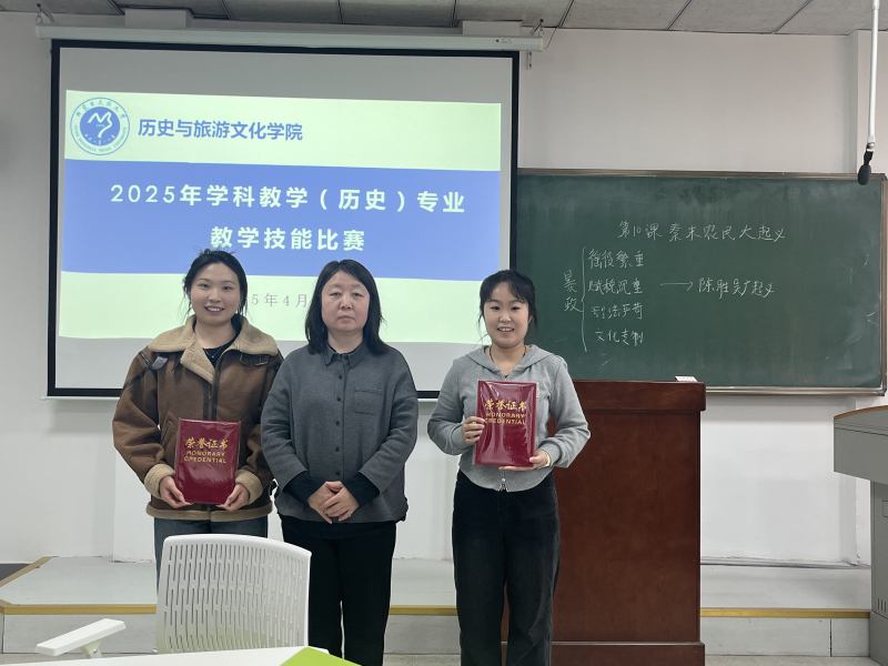 王旭老师为二等奖选手颁奖.jpg