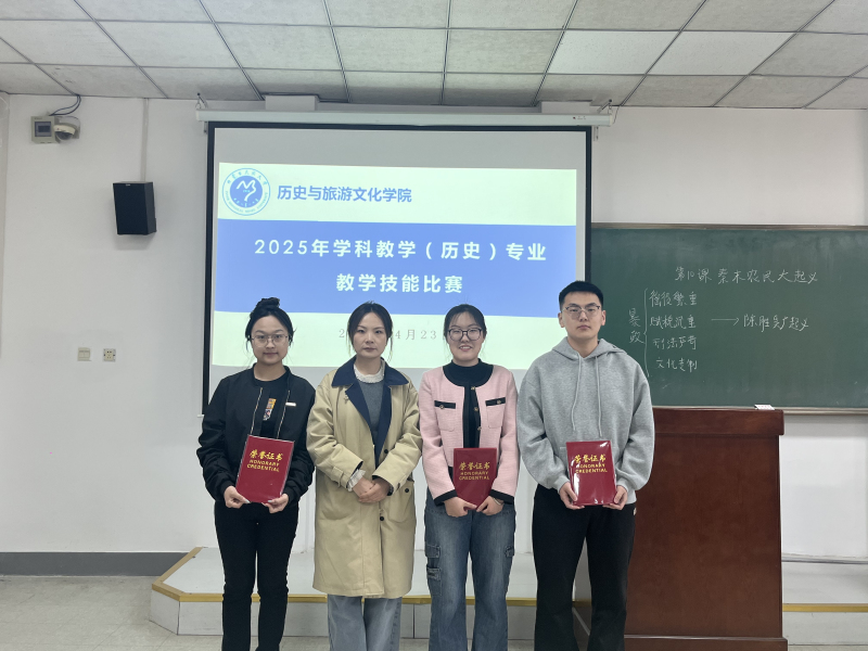王恋恋老师为三等奖选手颁奖.jpg