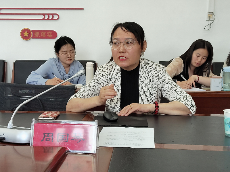 周国琴老师作主旨报告.jpg