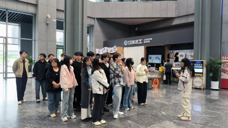 图二学生在中国工业博物馆入口讲解.jpg