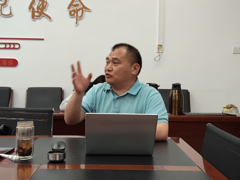 李德峰教授进行讲座.jpg