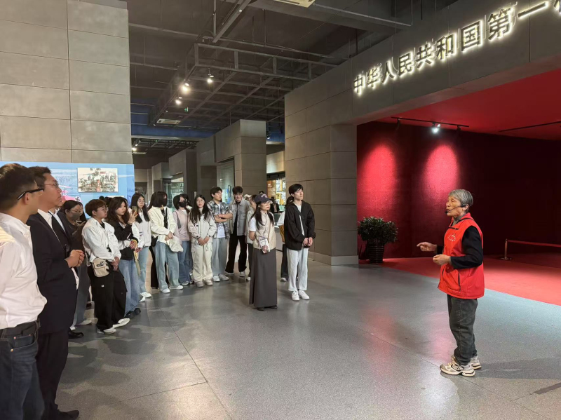 图3 感受退休教师做志愿讲解员的精神与魅力.jpg
