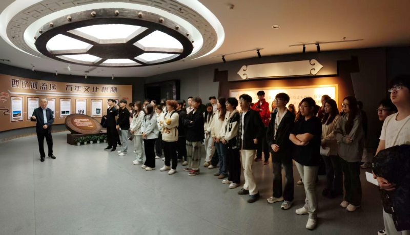 张铁男老师为2班同学进行讲授.jpg