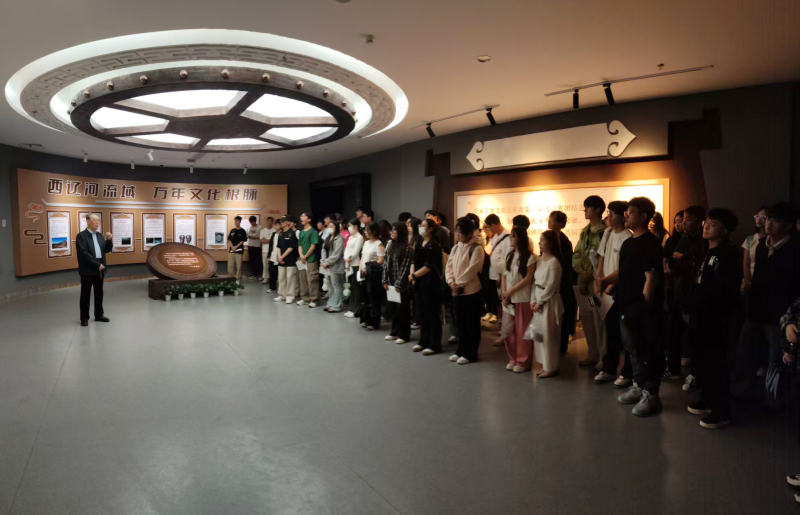张铁男老师为1班同学进行讲授.jpg