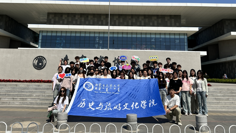 图四 辽宁省博物馆前合影.jpg