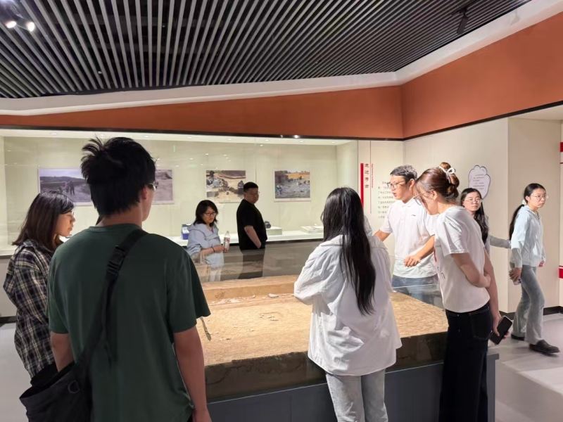 44七参观赤峰学院博物馆.jpg