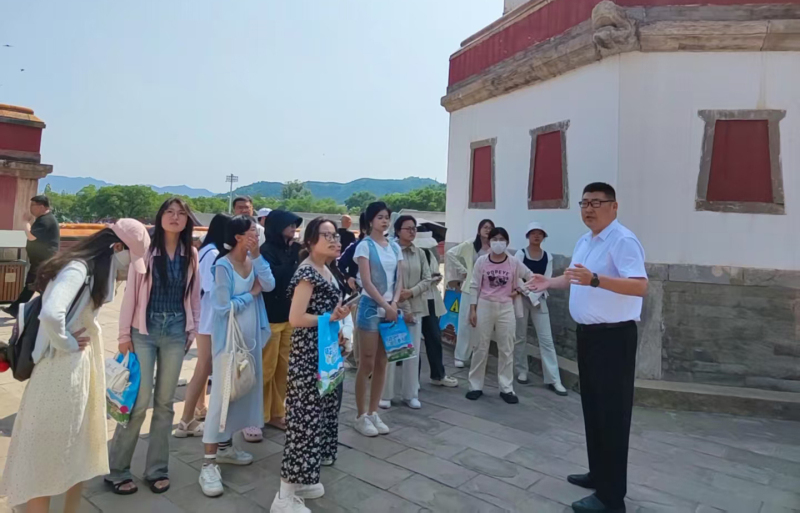 38六参观学习普宁寺.jpg