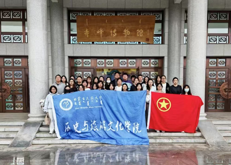 43七赤峰博物馆合影.jpg