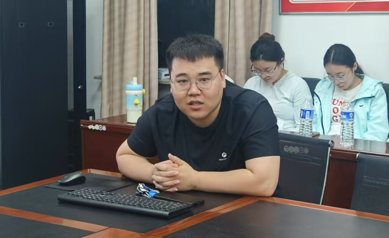 邰老师主持会议2.jpg
