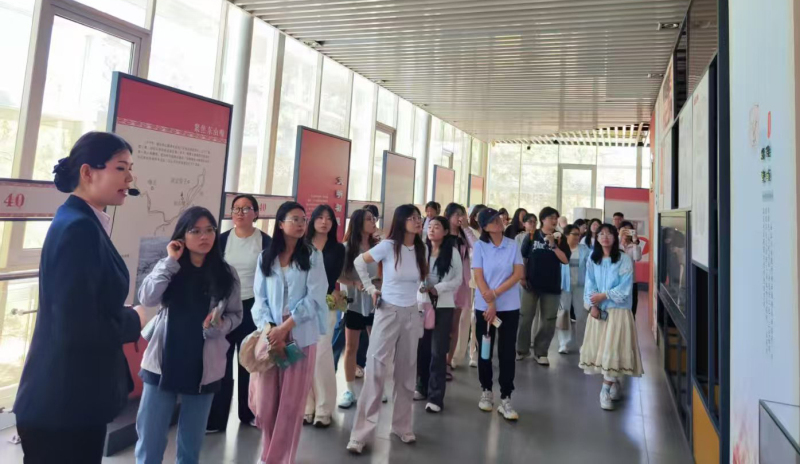 17三参观牛河梁国家考古遗址公园.jpg