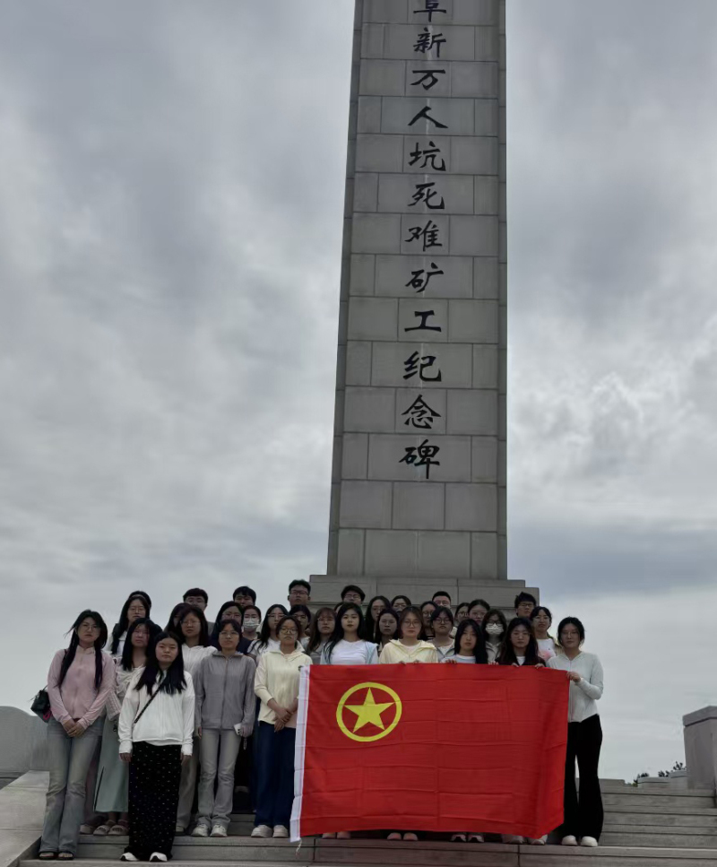 4一阜新万人坑死难矿工纪念碑前合影.jpg