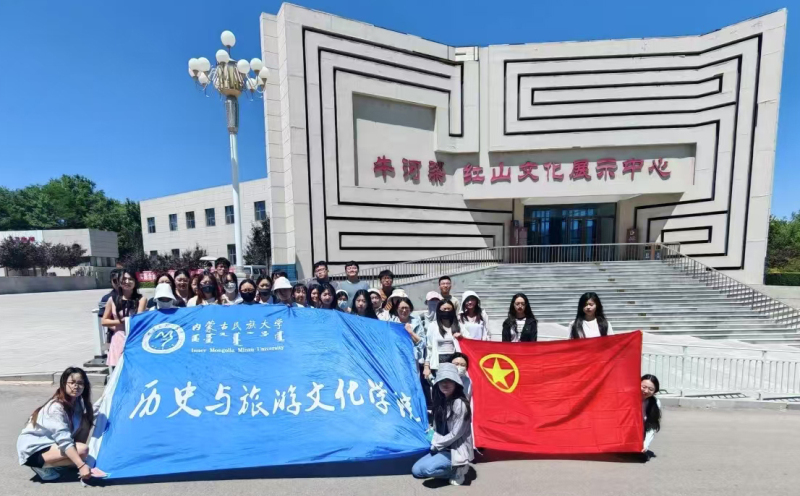 18三牛河梁合影.jpg