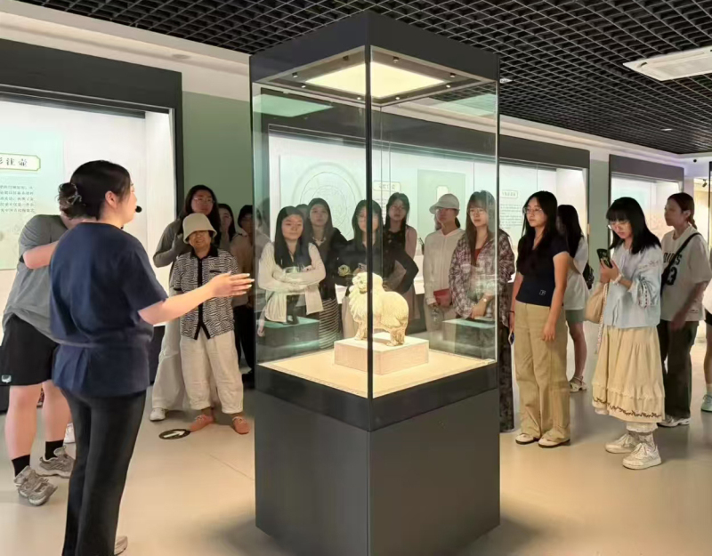 14三参观建平县博物馆.jpg