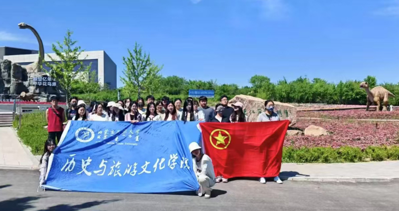 12二朝阳鸟化石国家地质公园合影.jpg