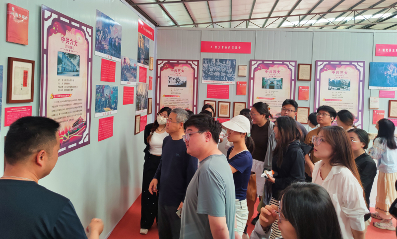 24四参观喀左东蒙博物馆.jpg
