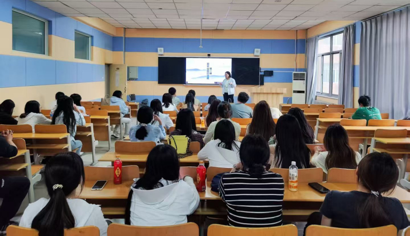 33六在河北民族师范学院上课.jpg