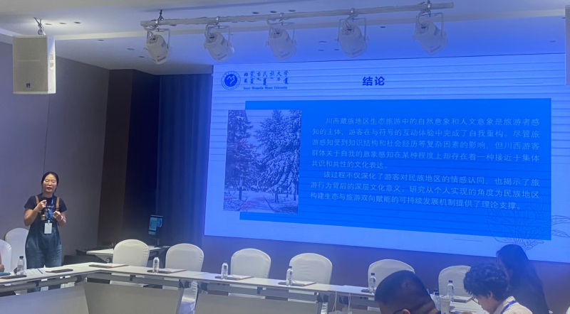 图片3任佳惠老师做主题论文汇报.jpg