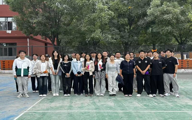 学院组织举办“飞毽传情 团结前行” 毽球比赛